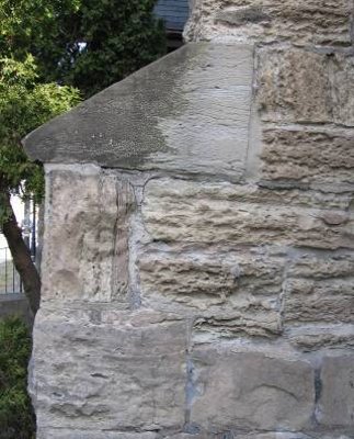 Figure 9: Detail of another buttress: below the cap are two blocks of Eramosa dolomite, on the right the bedding is horizontal, on the left it is vertical.