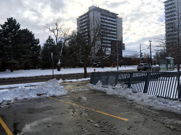 Walkway cleared of snow (Image Credit: City of Hamilton)