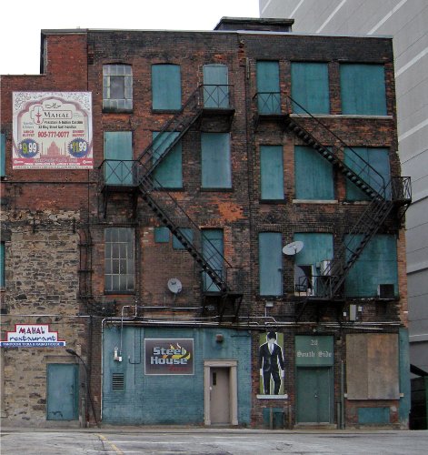 Above, the rear of the Hamilton Club. The gap to the left allows the fire escape to be placed unobtrusively. Below, the rear of 26 and 28 King. There is mortar loss but no obvious movement here, no arches coming out above the windows. Note the repair on the right corner second storey.