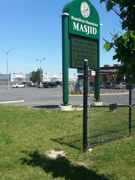Desire line between Hamilton Mosque parking lot and neighbouring Leons Furniture parking lot