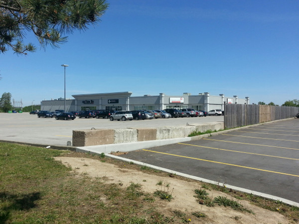 Desire line between Hamilton Mosque parking lot and neighbouring Splitsville parking lot