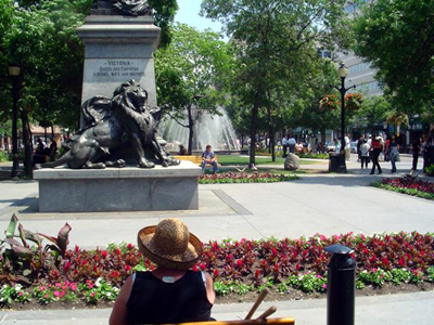 Classic woman, classic hat