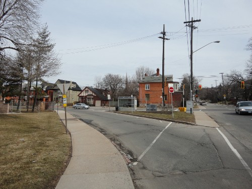 Highway-style on-ramp at Queen and Aberdeen