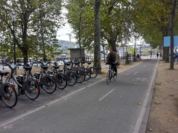 Off-street two-way cycle track past Vélib' station