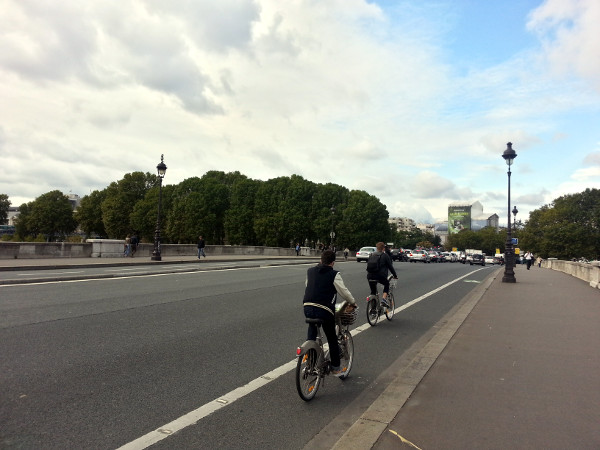 Painted lanes on Pont d'Austerlitz, a very high-traffic bridge