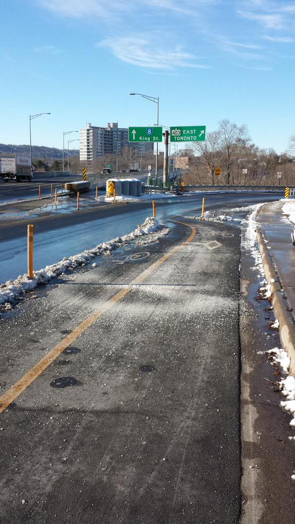 King Street crossing Highway 403: clear and salted (Image Credit: Andrew Pettit/Twitter)