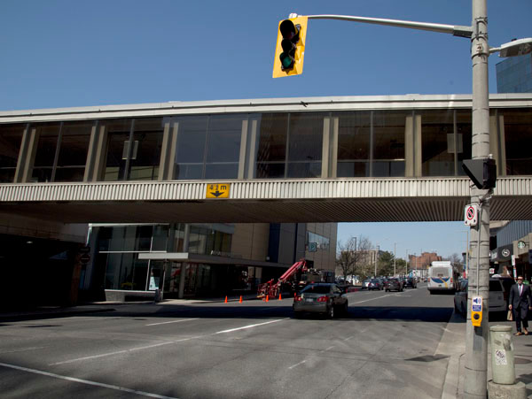 Elevated walkway over King Street between Jackson Square and the Hamilton Convention Centre (Image Credit: Brian Piitz)