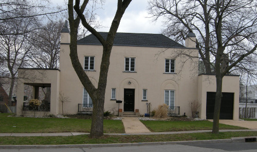 Clinical simplicity. Number 1 Saint James Place, Hamilton. The shingled roof and the beige paint are probably additions.