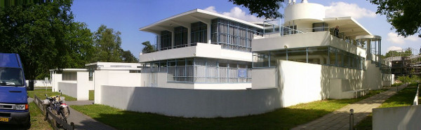 Zonnestrall (Sunbeam) (Jan Duiker, 1926-31, 1995) Hilversum, the Netherlands. A restoration. Duiker's commission was from the Dutch Diamond Workers Union, and the building served until 1950. Image: Primvatend, Wikimedia Commons.