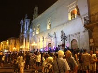 A crowd passes in front of the Palazzo Annunziata, Sulmona