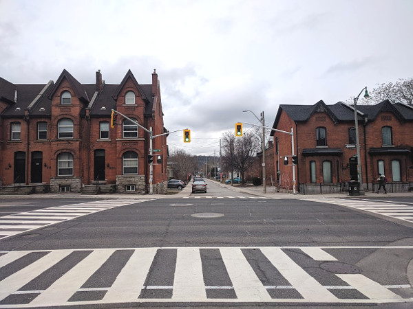 Fully signalized intersection at Main and Pearl